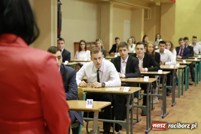 Zdjęcie w galerii na portalu naszraciborz.pl: Matura 2016 - fotoreportaż z Zespołu Szkół Ogólnokształcących Mistrzostwa Sportowego wiadomości z regionu