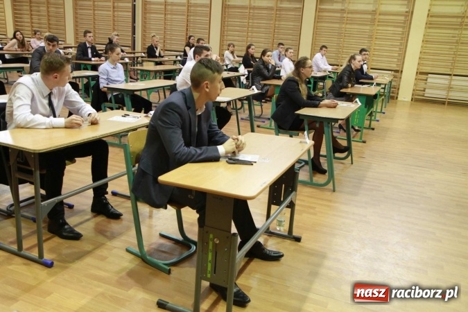 Zdjęcie w galerii na portalu naszraciborz.pl: Matura 2016 - fotoreportaż z Zespołu Szkół Ogólnokształcących Mistrzostwa Sportowego wiadomości z regionu