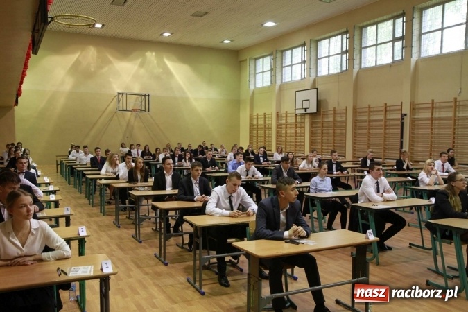 Zdjęcie w galerii na portalu naszraciborz.pl: Matura 2016 - fotoreportaż z Zespołu Szkół Ogólnokształcących Mistrzostwa Sportowego wiadomości z regionu