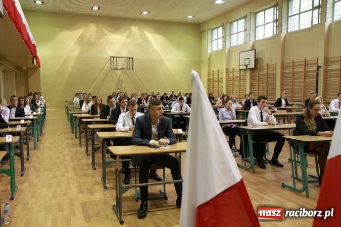 Zdjęcie w galerii na portalu naszraciborz.pl: Matura 2016 - fotoreportaż z Zespołu Szkół Ogólnokształcących Mistrzostwa Sportowego wiadomości z regionu