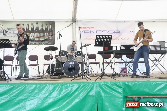 Zdjęcie w galerii na portalu naszraciborz.pl: Młode talenty z Nędzy pokazały się na scenie podczas majówki wiadomości z regionu