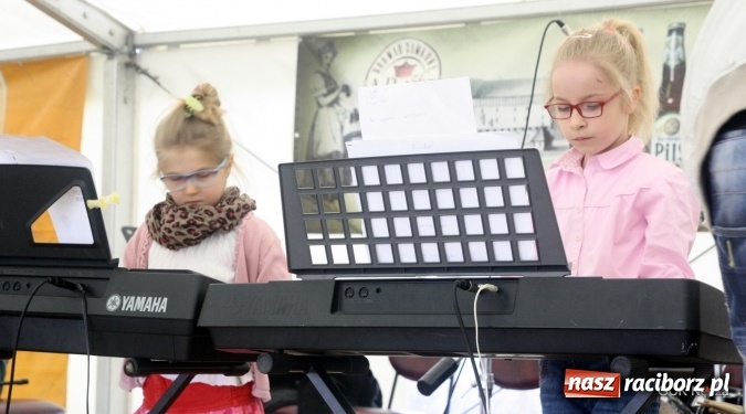 Zdjęcie w galerii na portalu naszraciborz.pl: Młode talenty z Nędzy pokazały się na scenie podczas majówki wiadomości z regionu