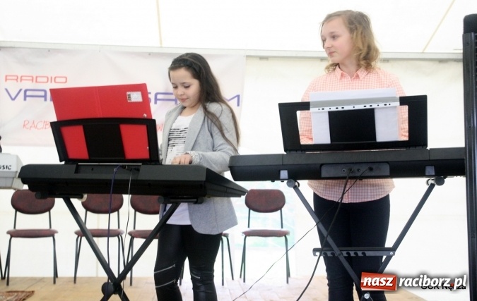 Zdjęcie w galerii na portalu naszraciborz.pl: Młode talenty z Nędzy pokazały się na scenie podczas majówki wiadomości z regionu