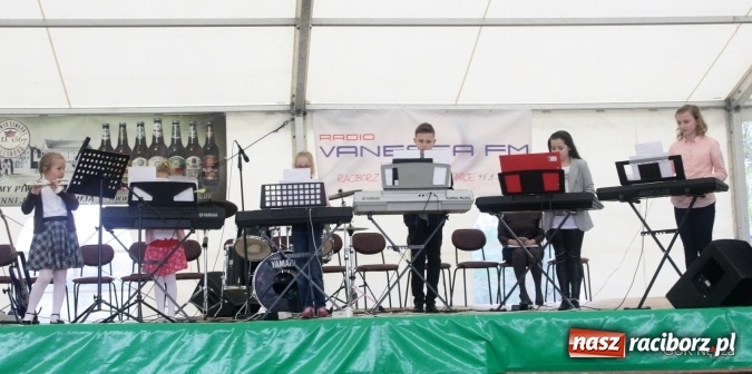 Zdjęcie w galerii na portalu naszraciborz.pl: Młode talenty z Nędzy pokazały się na scenie podczas majówki wiadomości z regionu