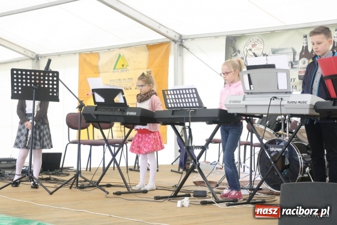 Zdjęcie w galerii na portalu naszraciborz.pl: Młode talenty z Nędzy pokazały się na scenie podczas majówki wiadomości z regionu