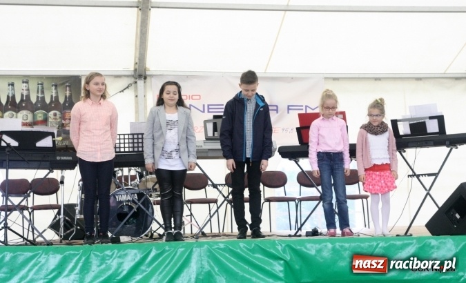 Zdjęcie w galerii na portalu naszraciborz.pl: Młode talenty z Nędzy pokazały się na scenie podczas majówki wiadomości z regionu