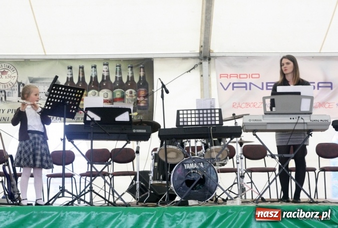 Zdjęcie w galerii na portalu naszraciborz.pl: Młode talenty z Nędzy pokazały się na scenie podczas majówki wiadomości z regionu