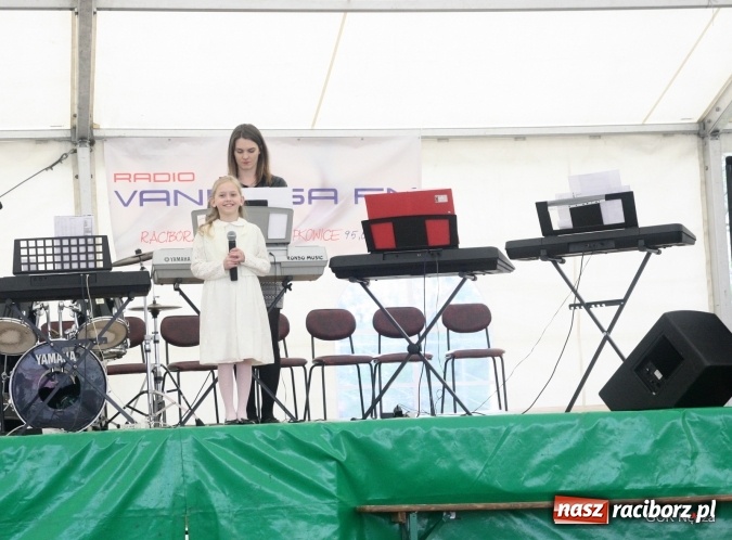 Zdjęcie w galerii na portalu naszraciborz.pl: Młode talenty z Nędzy pokazały się na scenie podczas majówki wiadomości z regionu