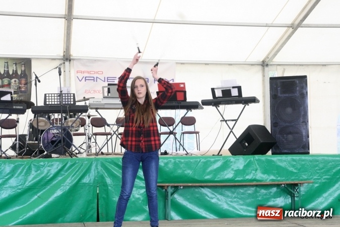 Zdjęcie w galerii na portalu naszraciborz.pl: Młode talenty z Nędzy pokazały się na scenie podczas majówki wiadomości z regionu