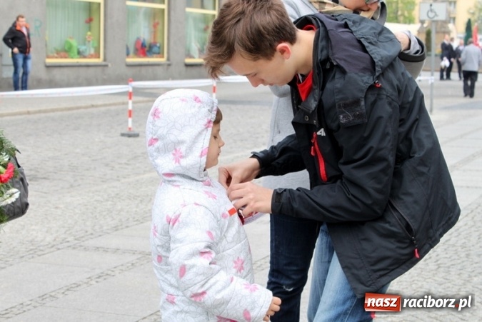 Zdjęcie w galerii na portalu naszraciborz.pl: Uczniowie Gimnazjum nr 5 rozdawali kokardy narodowe wiadomości z regionu