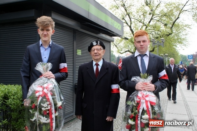 Zdjęcie w galerii na portalu naszraciborz.pl: Uczniowie Gimnazjum nr 5 rozdawali kokardy narodowe wiadomości z regionu