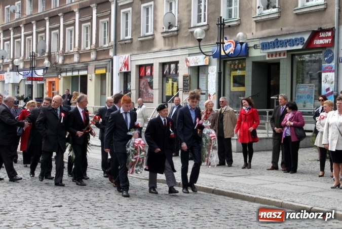 Zdjęcie w galerii na portalu naszraciborz.pl: Uczniowie Gimnazjum nr 5 rozdawali kokardy narodowe wiadomości z regionu