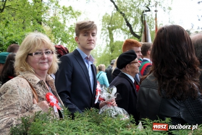 Zdjęcie w galerii na portalu naszraciborz.pl: Uczniowie Gimnazjum nr 5 rozdawali kokardy narodowe wiadomości z regionu
