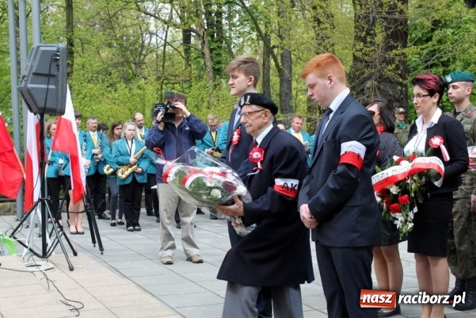 Zdjęcie w galerii na portalu naszraciborz.pl: Uczniowie Gimnazjum nr 5 rozdawali kokardy narodowe wiadomości z regionu