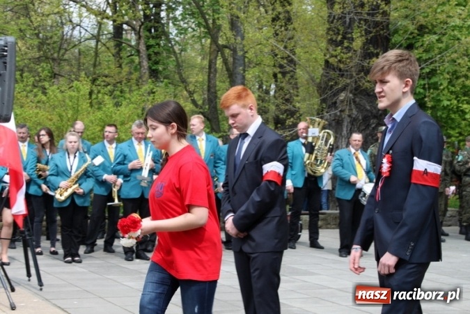 Zdjęcie w galerii na portalu naszraciborz.pl: Uczniowie Gimnazjum nr 5 rozdawali kokardy narodowe wiadomości z regionu