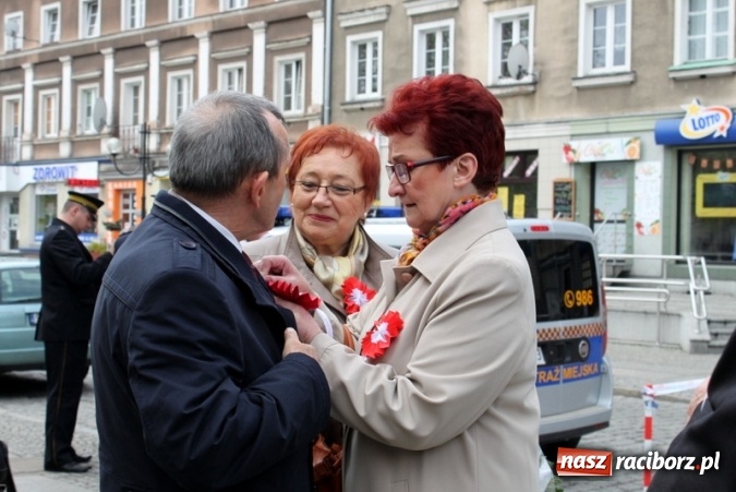Zdjęcie w galerii na portalu naszraciborz.pl: Uczniowie Gimnazjum nr 5 rozdawali kokardy narodowe wiadomości z regionu