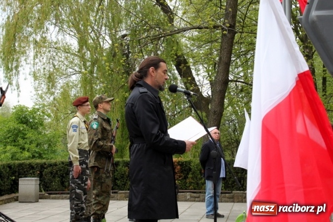 Zdjęcie w galerii na portalu naszraciborz.pl: Uczniowie Gimnazjum nr 5 rozdawali kokardy narodowe wiadomości z regionu