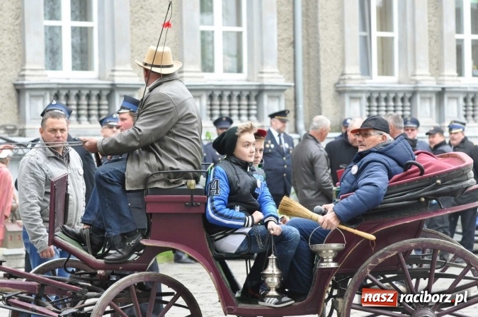 Zdjęcie w galerii na portalu naszraciborz.pl: Pradawnym zwyczajem ojców w Pogrzebieniu na św. Floriana odbyła się procesja konna wiadomości z regionu