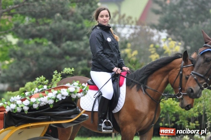 Zdjęcie w galerii na portalu naszraciborz.pl: Pradawnym zwyczajem ojców w Pogrzebieniu na św. Floriana odbyła się procesja konna wiadomości z regionu