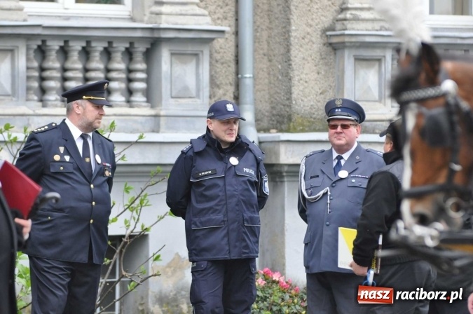 Zdjęcie w galerii na portalu naszraciborz.pl: Pradawnym zwyczajem ojców w Pogrzebieniu na św. Floriana odbyła się procesja konna wiadomości z regionu