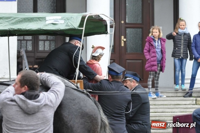 Zdjęcie w galerii na portalu naszraciborz.pl: Pradawnym zwyczajem ojców w Pogrzebieniu na św. Floriana odbyła się procesja konna wiadomości z regionu