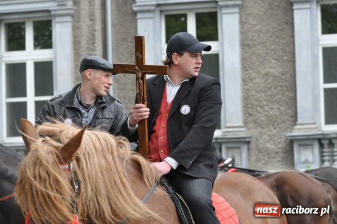 Zdjęcie w galerii na portalu naszraciborz.pl: Pradawnym zwyczajem ojców w Pogrzebieniu na św. Floriana odbyła się procesja konna wiadomości z regionu