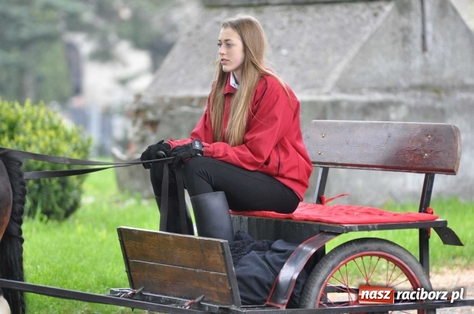 Zdjęcie w galerii na portalu naszraciborz.pl: Pradawnym zwyczajem ojców w Pogrzebieniu na św. Floriana odbyła się procesja konna wiadomości z regionu