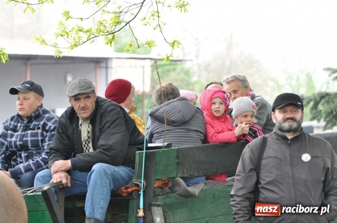 Zdjęcie w galerii na portalu naszraciborz.pl: Pradawnym zwyczajem ojców w Pogrzebieniu na św. Floriana odbyła się procesja konna wiadomości z regionu