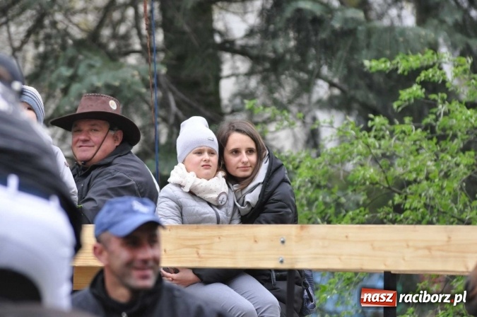 Zdjęcie w galerii na portalu naszraciborz.pl: Pradawnym zwyczajem ojców w Pogrzebieniu na św. Floriana odbyła się procesja konna wiadomości z regionu