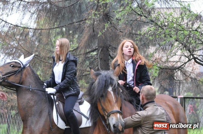 Zdjęcie w galerii na portalu naszraciborz.pl: Pradawnym zwyczajem ojców w Pogrzebieniu na św. Floriana odbyła się procesja konna wiadomości z regionu