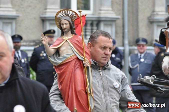 Zdjęcie w galerii na portalu naszraciborz.pl: Pradawnym zwyczajem ojców w Pogrzebieniu na św. Floriana odbyła się procesja konna wiadomości z regionu