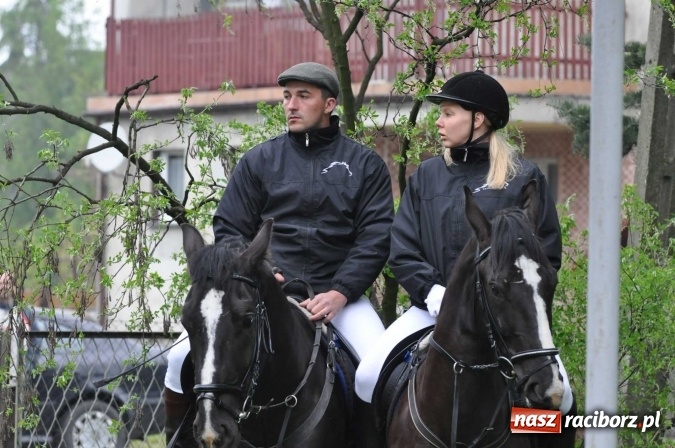 Zdjęcie w galerii na portalu naszraciborz.pl: Pradawnym zwyczajem ojców w Pogrzebieniu na św. Floriana odbyła się procesja konna wiadomości z regionu