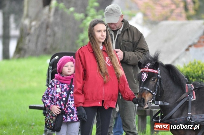 Zdjęcie w galerii na portalu naszraciborz.pl: Pradawnym zwyczajem ojców w Pogrzebieniu na św. Floriana odbyła się procesja konna wiadomości z regionu