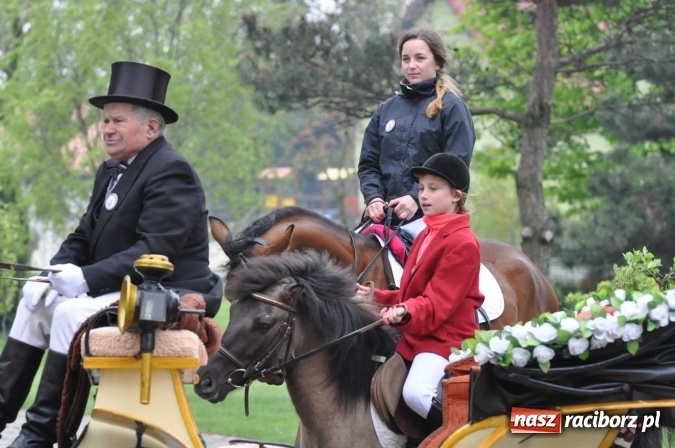Zdjęcie w galerii na portalu naszraciborz.pl: Pradawnym zwyczajem ojców w Pogrzebieniu na św. Floriana odbyła się procesja konna wiadomości z regionu