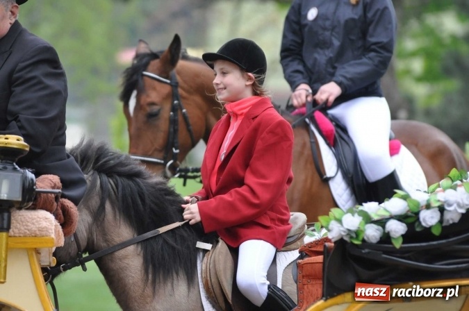 Zdjęcie w galerii na portalu naszraciborz.pl: Pradawnym zwyczajem ojców w Pogrzebieniu na św. Floriana odbyła się procesja konna wiadomości z regionu