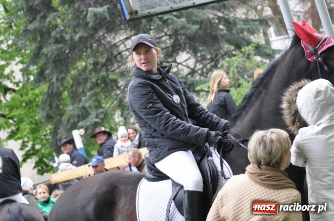 Zdjęcie w galerii na portalu naszraciborz.pl: Pradawnym zwyczajem ojców w Pogrzebieniu na św. Floriana odbyła się procesja konna wiadomości z regionu