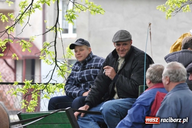 Zdjęcie w galerii na portalu naszraciborz.pl: Pradawnym zwyczajem ojców w Pogrzebieniu na św. Floriana odbyła się procesja konna wiadomości z regionu