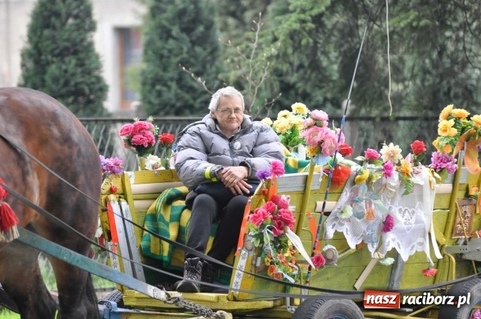 Zdjęcie w galerii na portalu naszraciborz.pl: Pradawnym zwyczajem ojców w Pogrzebieniu na św. Floriana odbyła się procesja konna wiadomości z regionu