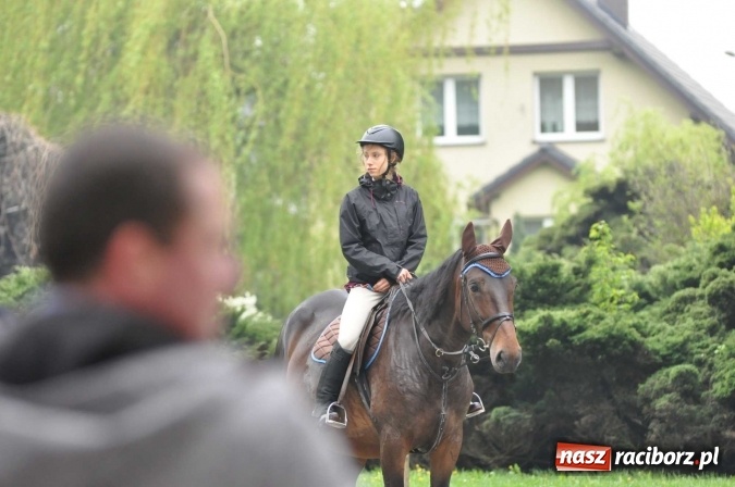 Zdjęcie w galerii na portalu naszraciborz.pl: Pradawnym zwyczajem ojców w Pogrzebieniu na św. Floriana odbyła się procesja konna wiadomości z regionu