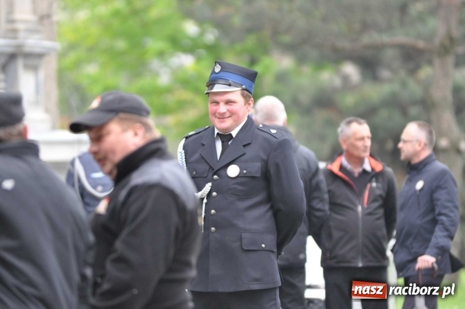 Zdjęcie w galerii na portalu naszraciborz.pl: Pradawnym zwyczajem ojców w Pogrzebieniu na św. Floriana odbyła się procesja konna wiadomości z regionu