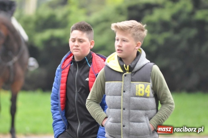 Zdjęcie w galerii na portalu naszraciborz.pl: Pradawnym zwyczajem ojców w Pogrzebieniu na św. Floriana odbyła się procesja konna wiadomości z regionu