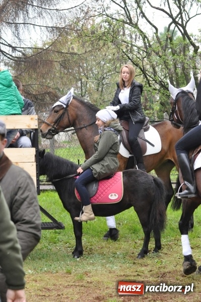 Zdjęcie w galerii na portalu naszraciborz.pl: Pradawnym zwyczajem ojców w Pogrzebieniu na św. Floriana odbyła się procesja konna wiadomości z regionu