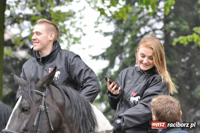 Zdjęcie w galerii na portalu naszraciborz.pl: Pradawnym zwyczajem ojców w Pogrzebieniu na św. Floriana odbyła się procesja konna wiadomości z regionu