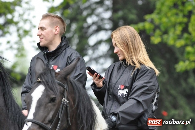 Zdjęcie w galerii na portalu naszraciborz.pl: Pradawnym zwyczajem ojców w Pogrzebieniu na św. Floriana odbyła się procesja konna wiadomości z regionu