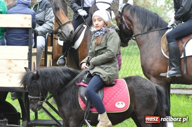 Zdjęcie w galerii na portalu naszraciborz.pl: Pradawnym zwyczajem ojców w Pogrzebieniu na św. Floriana odbyła się procesja konna wiadomości z regionu