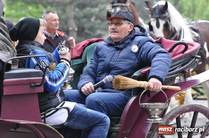 Zdjęcie w galerii na portalu naszraciborz.pl: Pradawnym zwyczajem ojców w Pogrzebieniu na św. Floriana odbyła się procesja konna wiadomości z regionu