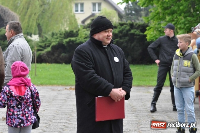 Zdjęcie w galerii na portalu naszraciborz.pl: Pradawnym zwyczajem ojców w Pogrzebieniu na św. Floriana odbyła się procesja konna wiadomości z regionu