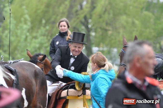 Zdjęcie w galerii na portalu naszraciborz.pl: Pradawnym zwyczajem ojców w Pogrzebieniu na św. Floriana odbyła się procesja konna wiadomości z regionu