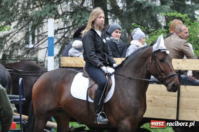 Zdjęcie w galerii na portalu naszraciborz.pl: Pradawnym zwyczajem ojców w Pogrzebieniu na św. Floriana odbyła się procesja konna wiadomości z regionu