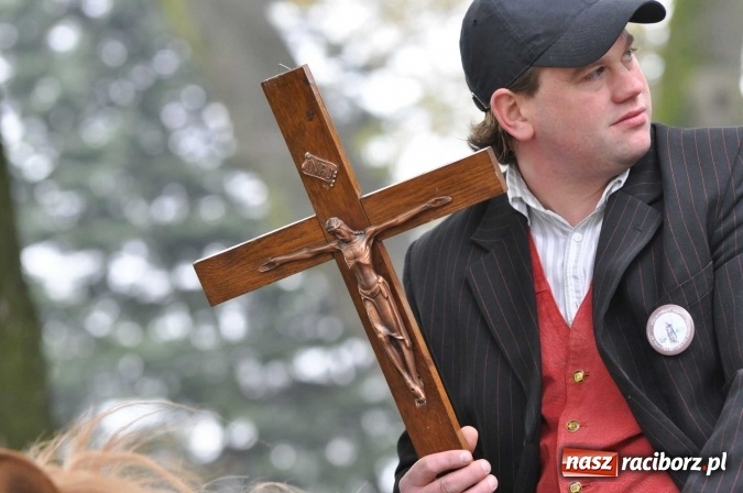 Zdjęcie w galerii na portalu naszraciborz.pl: Pradawnym zwyczajem ojców w Pogrzebieniu na św. Floriana odbyła się procesja konna wiadomości z regionu
